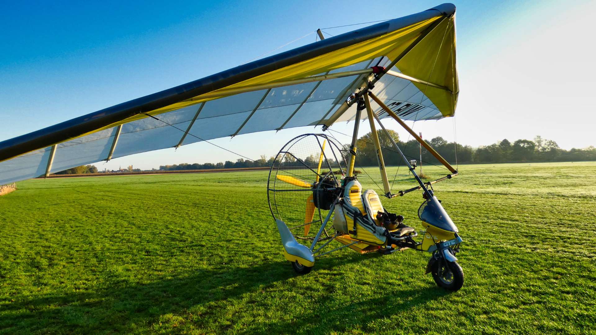 Ulm à vendre - Pendulaire - recherche appareil air création gte couleur jaune avec visière devant moteur air création 582