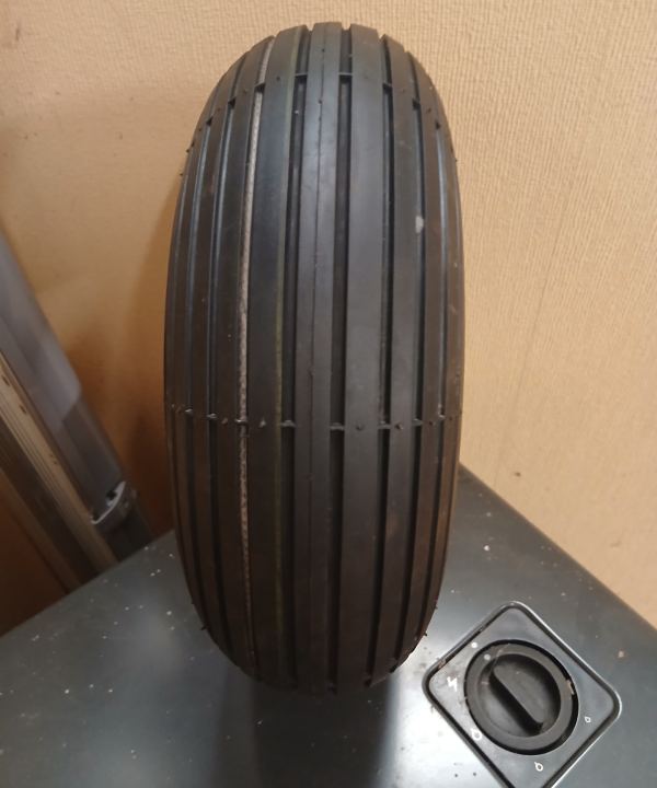 Ulm à vendre - Autres - Pneu ulm 4.00-4   6 ply  , port inclus