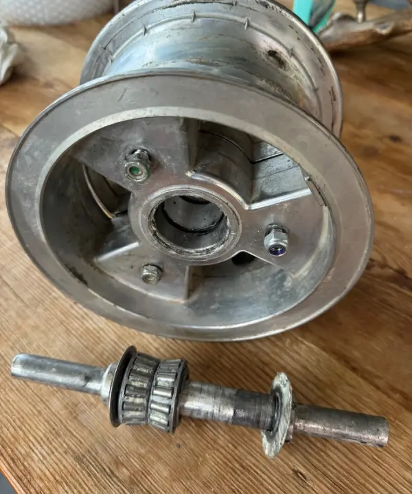 Ulm à vendre - Autres - Jante+ axe de roue avant  type 'Tundra' 8.00 x 6  (pour Savannah et Ventura)
