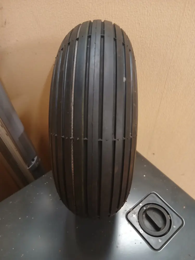 Ulm à vendre - Autres - Pneu ulm 4.00-4   6 ply  , port inclus