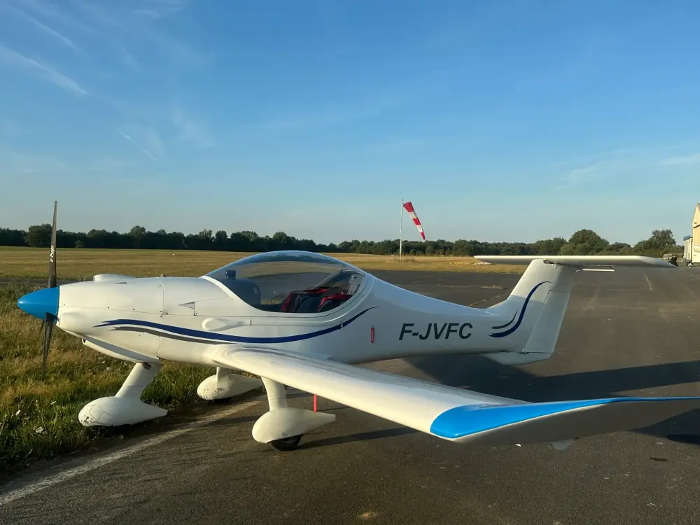 Ulm à vendre - Multiaxe - MCR ULC 80CV, fin et économique, 360h, parachute, Skyview et PA, tous équipements à jour. Prix négociable