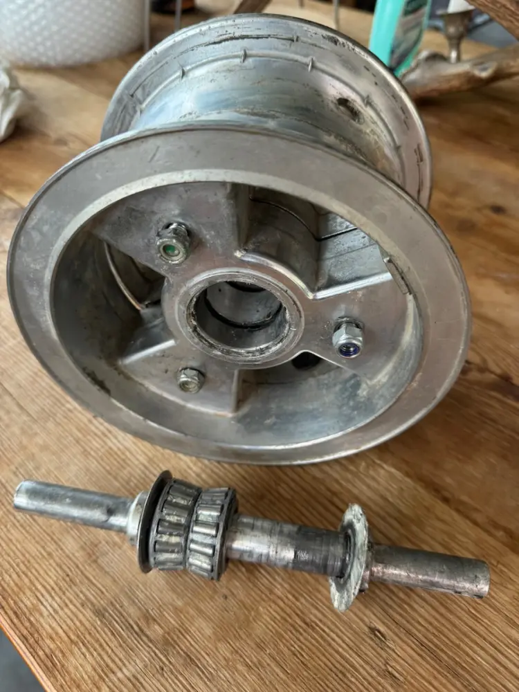 Ulm à vendre - Autres - Jante+ axe de roue avant  type 'Tundra' 8.00 x 6  (pour Savannah et Ventura)