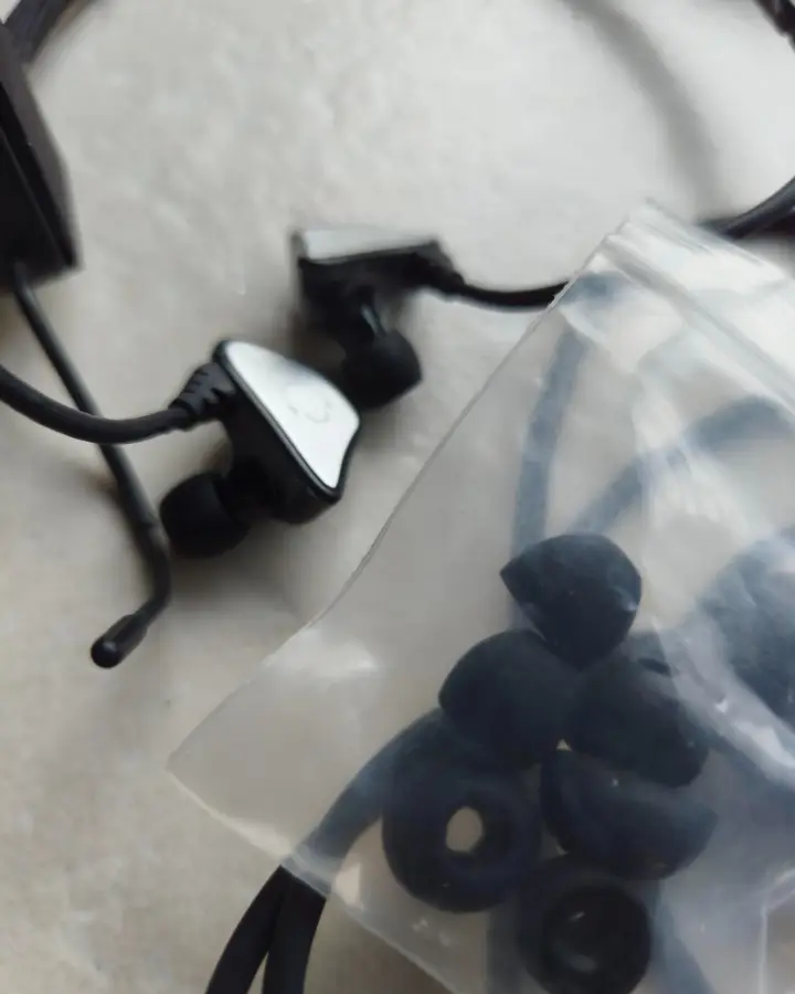 Deuxième vue de Autres à vendre – Casque Intra-auriculaire à Avoine