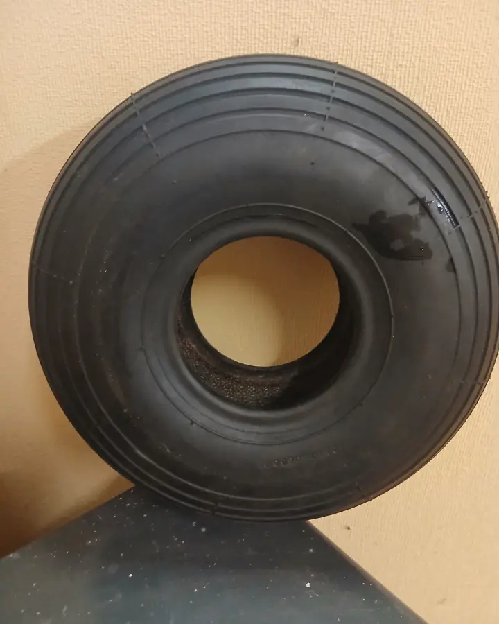 Deuxième vue de Autres à vendre – Pneu ulm 4.00-4   6 ply  , port inclus à Belval
