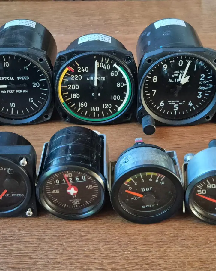 Troisième vue de Autres à vendre – Lot d'instruments de vol et contrôle moteur analogiques (Altimètre, Anémomètre, Variomètre, Tachymètre, Manomètre) à Aérodrome de Montbéliard-Courcelles