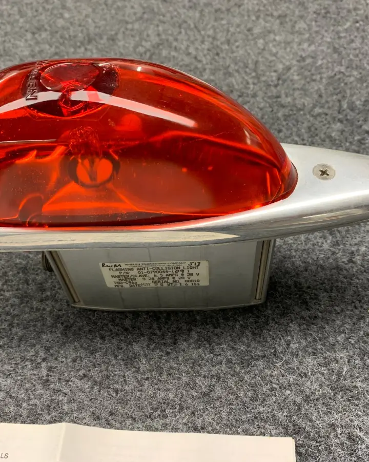 Deuxième vue de Autres à vendre – WHELEN anti-collision / lumière stroboscopique à EDRT