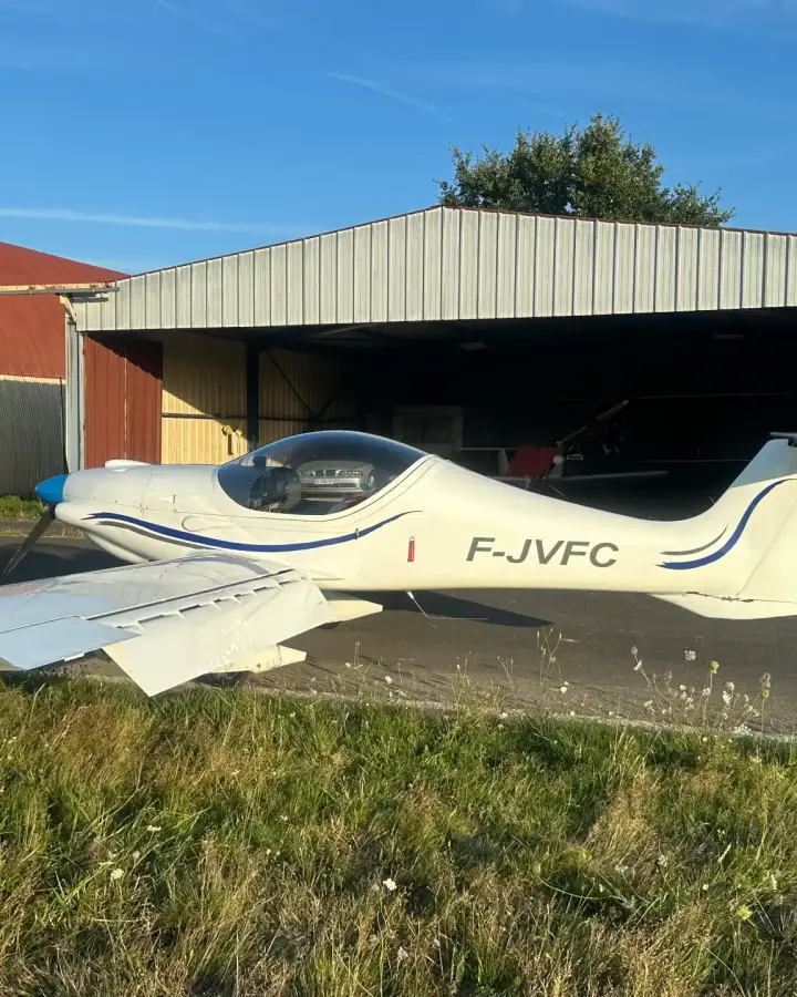 Troisième vue de Multiaxe à vendre – MCR ULC 80CV, fin et économique, 360h, parachute, Skyview et PA, tous équipements à jour. Prix négociable à Aérodrome de Montaigu-Saint-Georges