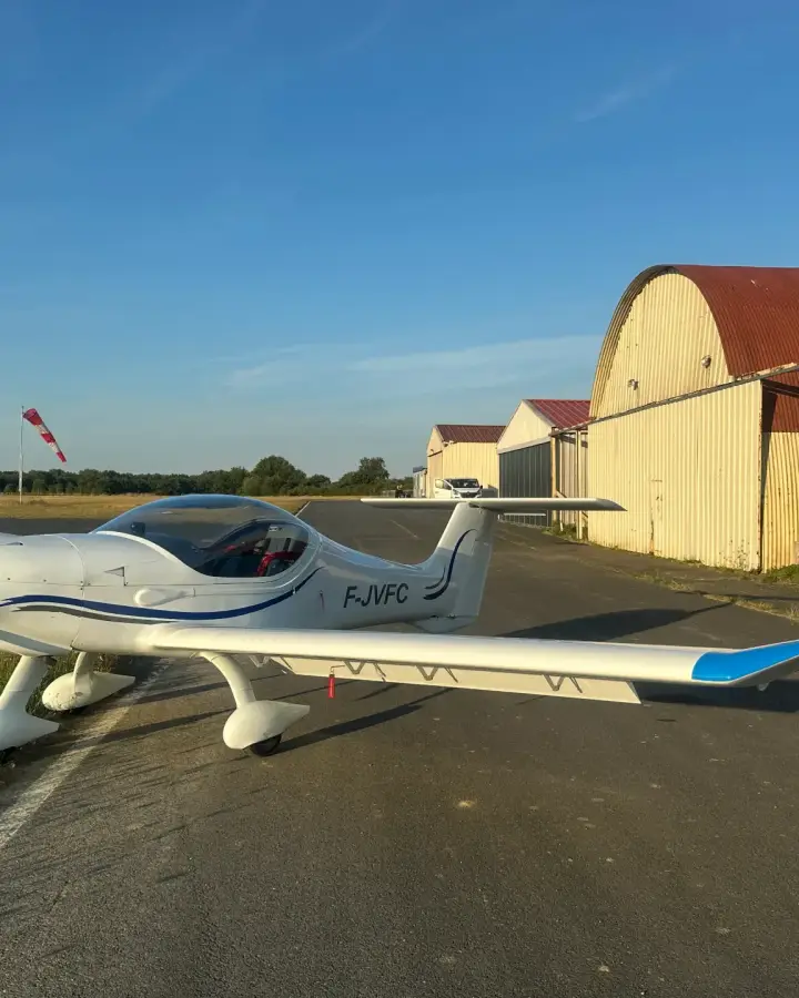 Deuxième vue de Multiaxe à vendre – MCR ULC 80CV, fin et économique, 360h, parachute, Skyview et PA, tous équipements à jour. Prix négociable à Aérodrome de Montaigu-Saint-Georges