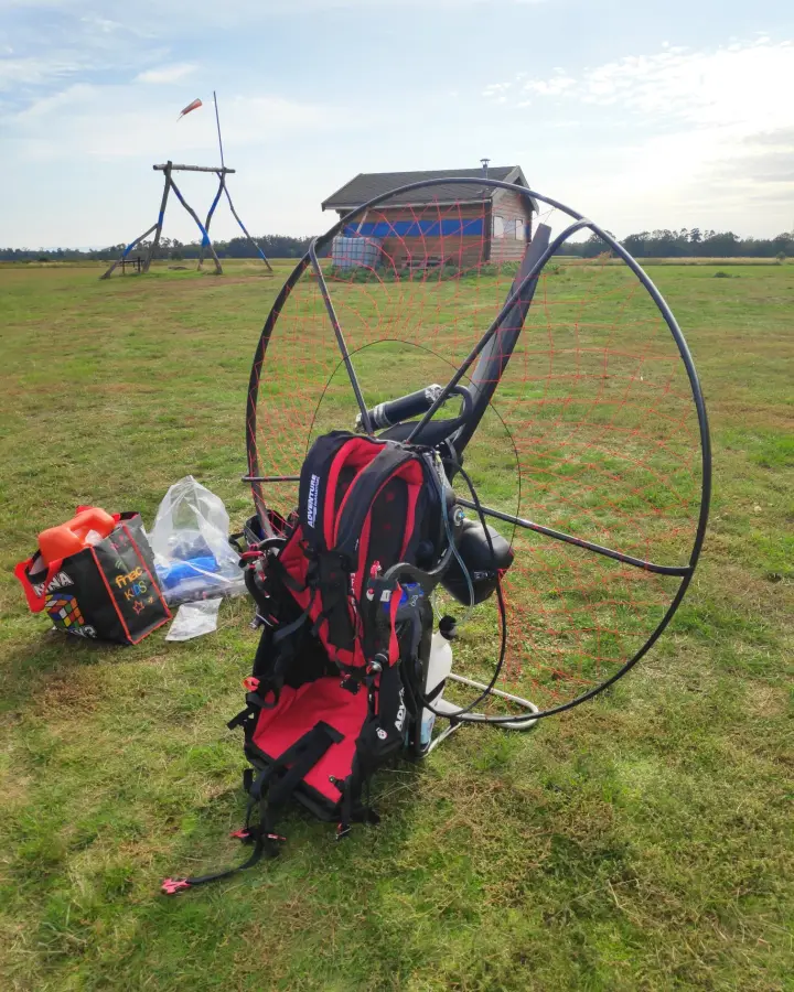 Deuxième vue de Paramoteur à vendre – Pack complet Paramoteur Pluma 8.1 (châssis carbone) + Voile Flexone 28 + accessoires — 2h de vol — Quasi neuf à Haguenau