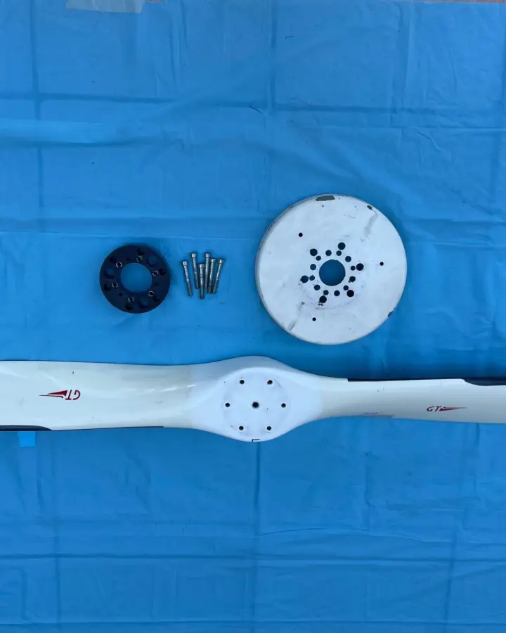 Deuxième vue de Autres à vendre – vend Hélice GT propellers 2 pales pas fixe à Arles (13200)