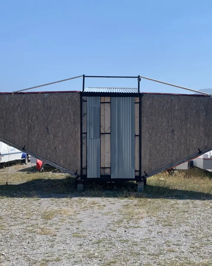 Troisième vue de Hangar à vendre – Remorque hangar pendulaire à Barcelonnette