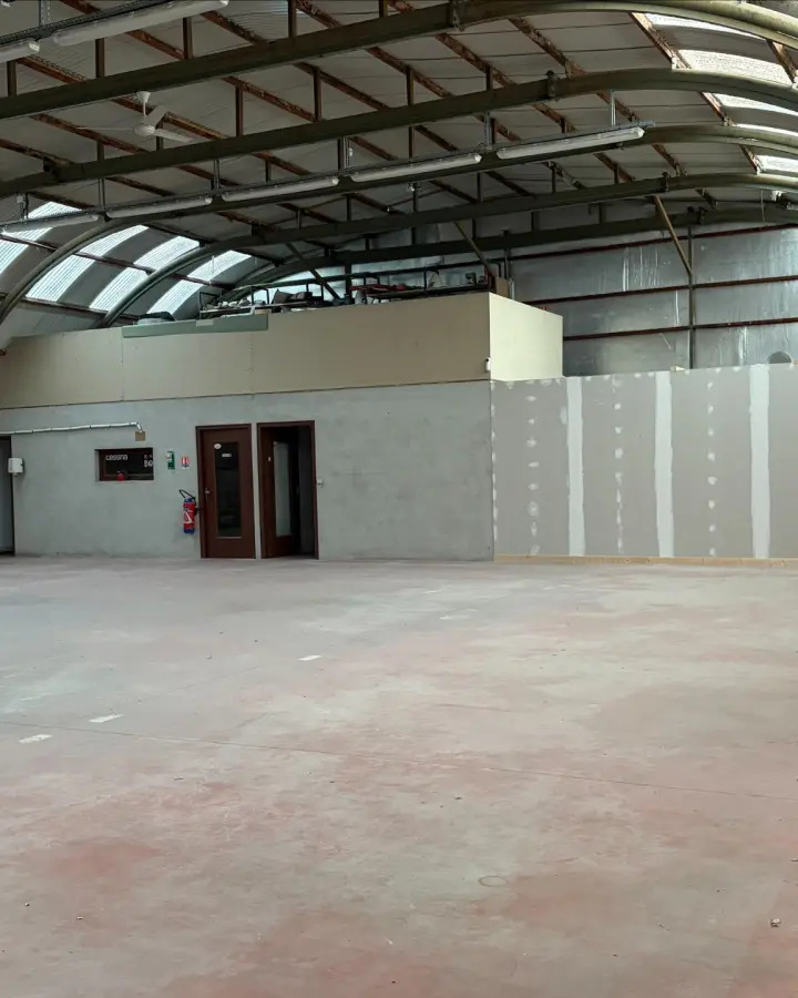 Deuxième vue de Hangar à vendre – Location demi-hangar à Cosne