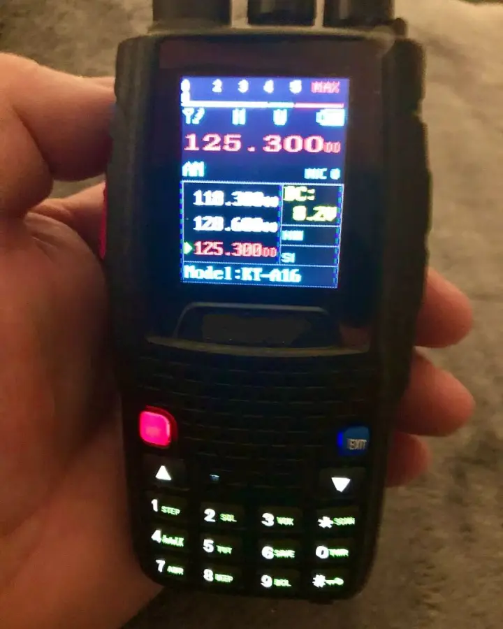 Deuxième vue de Autres à vendre – vhf emission reception 8.33 à montaigu