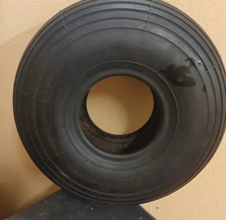 Deuxième vue de Autres à vendre – Pneu ulm 4.00-4   6 ply  , port inclus à Belval