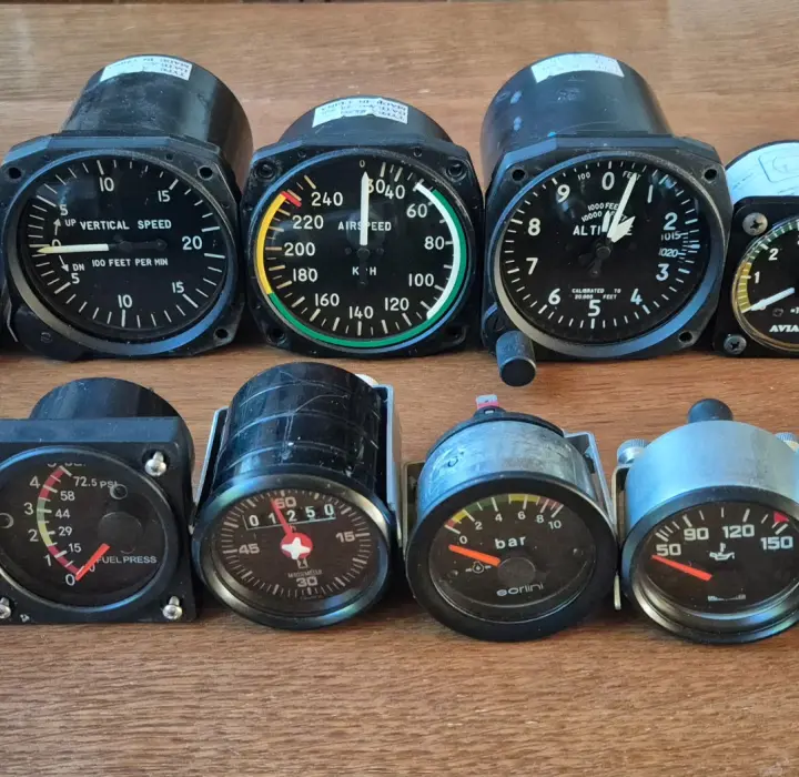 Troisième vue de Autres à vendre – Lot d'instruments de vol et contrôle moteur analogiques (Altimètre, Anémomètre, Variomètre, Tachymètre, Manomètre) à Aérodrome de Montbéliard-Courcelles