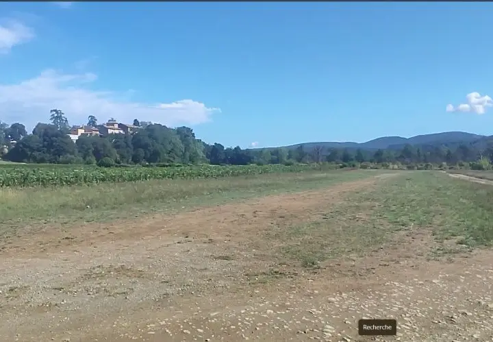 Troisième vue de Hangar à vendre – Plate forme ULM a Vendre à Vallon-Pont-d'Arc
