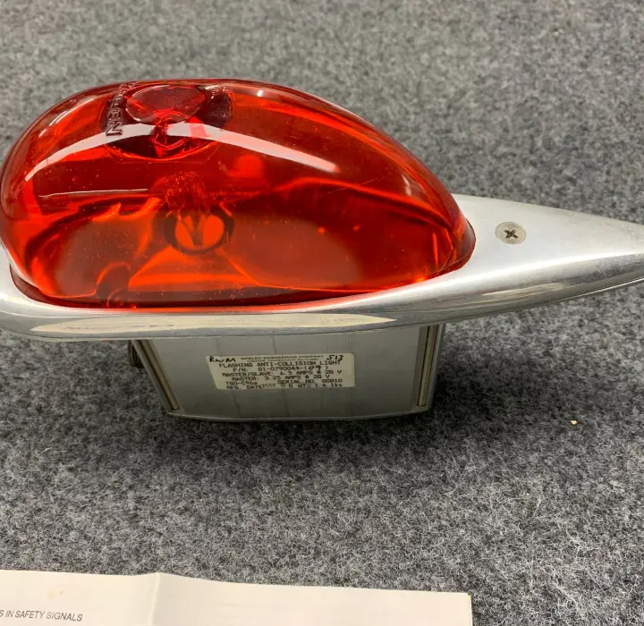 Deuxième vue de Autres à vendre – WHELEN anti-collision / lumière stroboscopique à EDRT