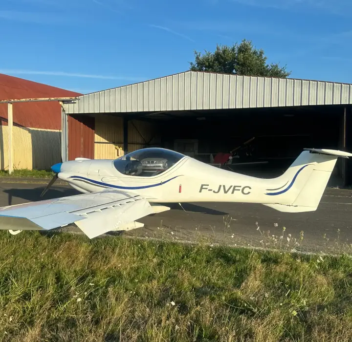 Troisième vue de Multiaxe à vendre – MCR ULC 80CV, fin et économique, 360h, parachute, Skyview et PA, tous équipements à jour. Prix négociable à Aérodrome de Montaigu-Saint-Georges
