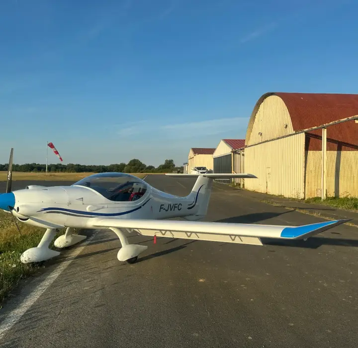 Deuxième vue de Multiaxe à vendre – MCR ULC 80CV, fin et économique, 360h, parachute, Skyview et PA, tous équipements à jour. Prix négociable à Aérodrome de Montaigu-Saint-Georges