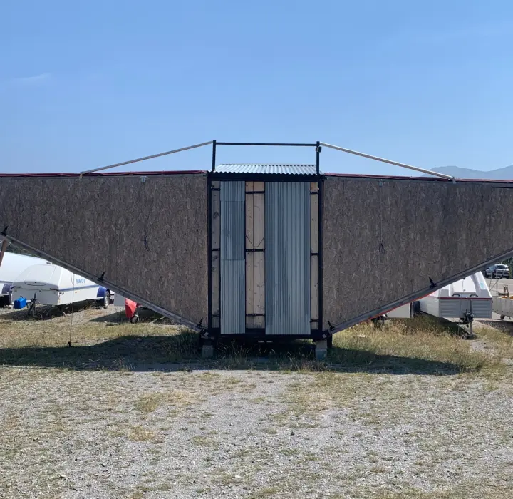 Troisième vue de Hangar à vendre – Remorque hangar pendulaire à Barcelonnette