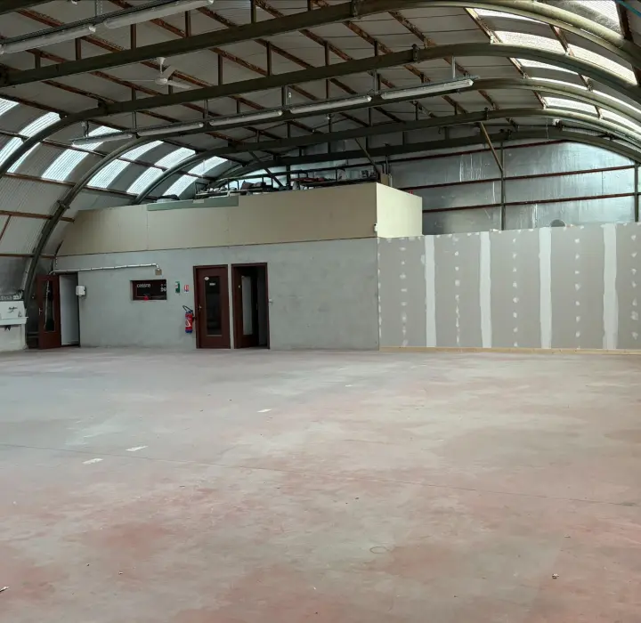 Deuxième vue de Hangar à vendre – Location demi-hangar à Cosne