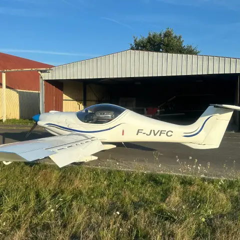 Vue 3 de Multiaxe à vendre – MCR ULC 80CV, fin et économique, 360h, parachute, Skyview et PA, tous équipements à jour. Prix négociable à Aérodrome de Montaigu-Saint-Georges