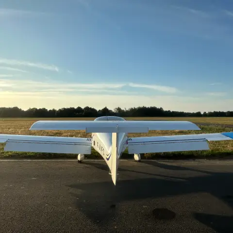 Vue 4 de Multiaxe à vendre – MCR ULC 80CV, fin et économique, 360h, parachute, Skyview et PA, tous équipements à jour. Prix négociable à Aérodrome de Montaigu-Saint-Georges