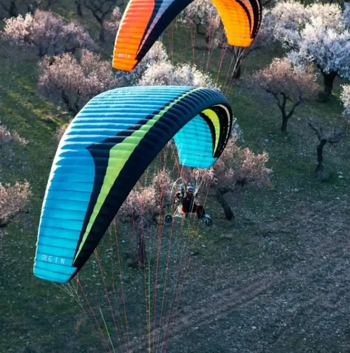Deuxième vue de Paramoteur à vendre – voile paramoteur gin vantage 2 à Charnas